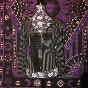 Women’s button up quarter length shirt